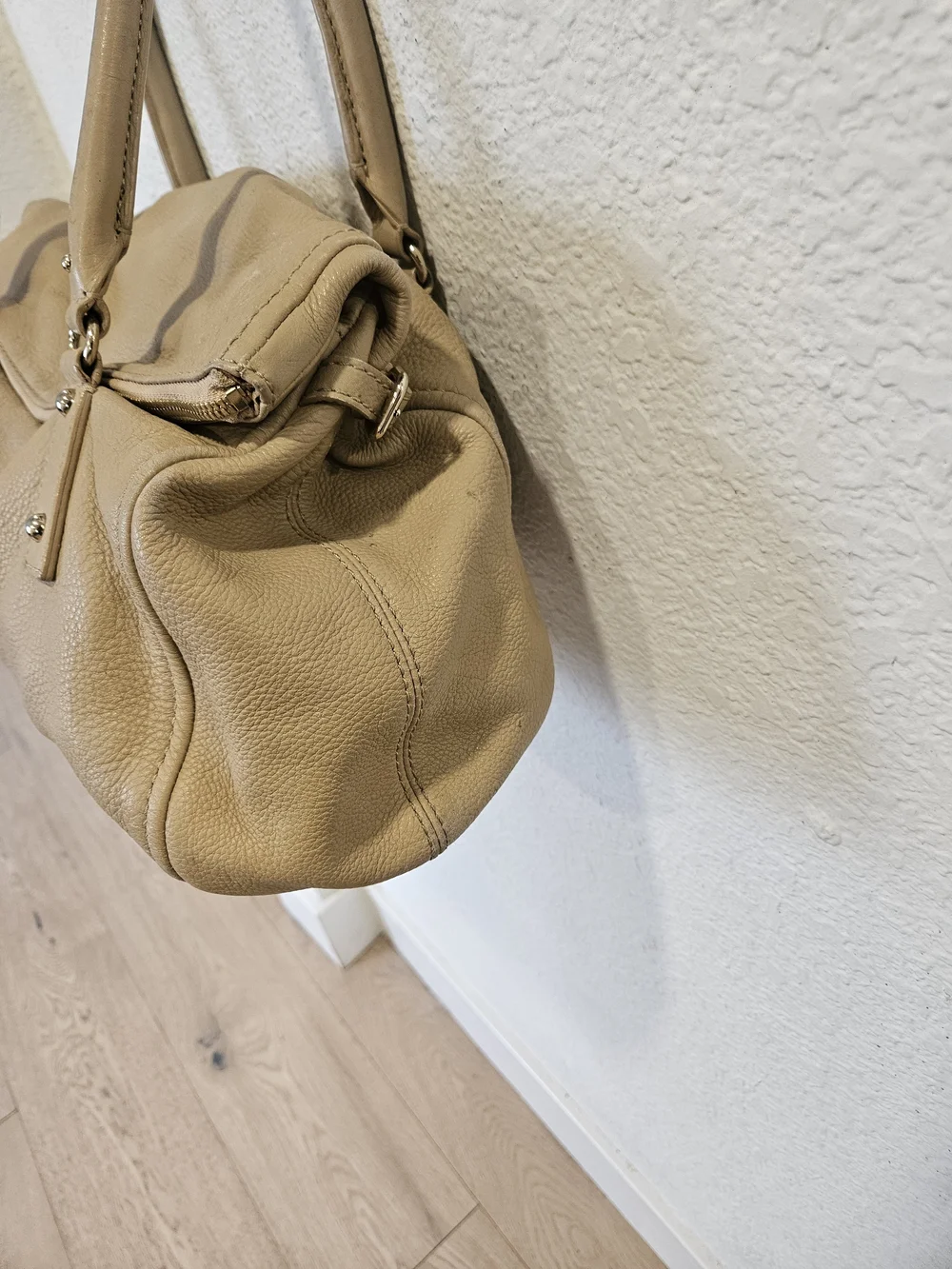 Kate Spade New York Cobble Hill Leslie Pebbled Leather Satchel – Beige/Tan